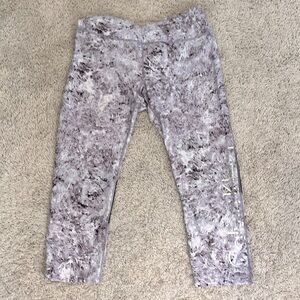 Calvin Klein SZ M capri length leggings. Burgundy white tie dye look. Like new